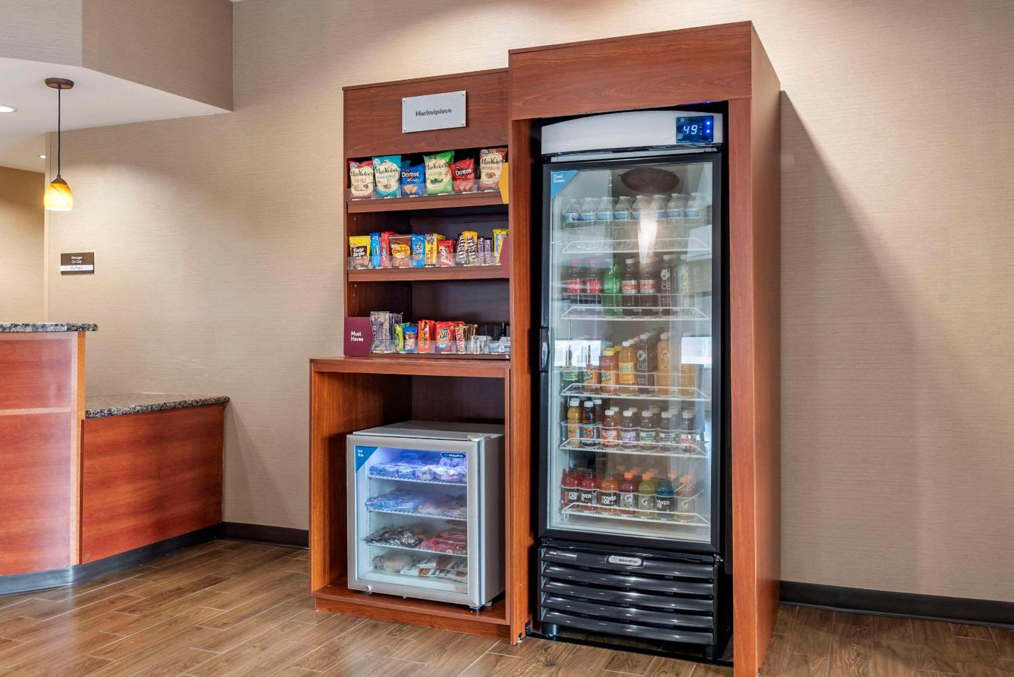 Comfort Suites Airport Luckney Экстерьер фото