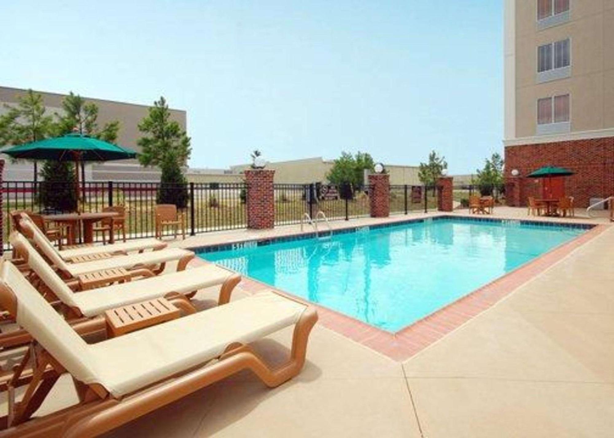 Comfort Suites Airport Luckney Экстерьер фото