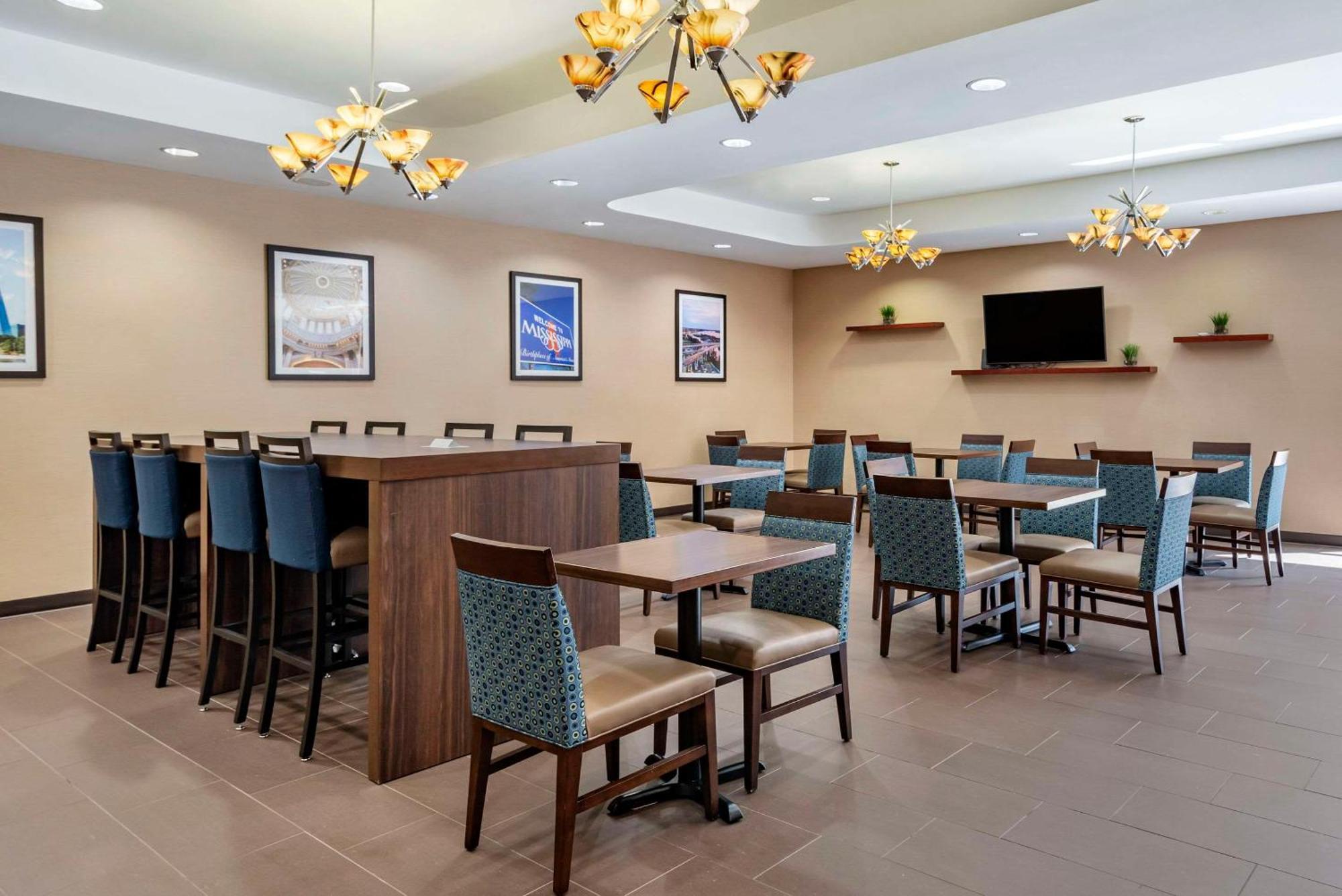 Comfort Suites Airport Luckney Экстерьер фото