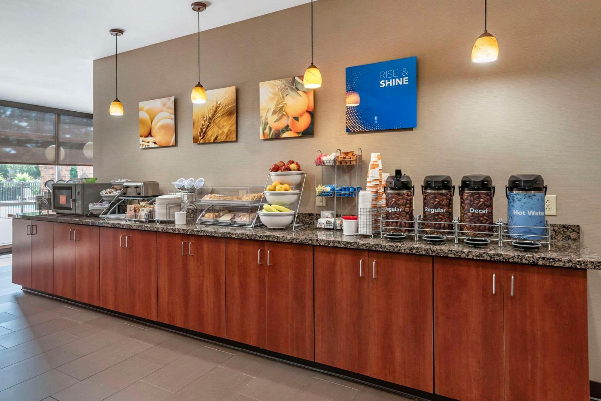 Comfort Suites Airport Luckney Экстерьер фото