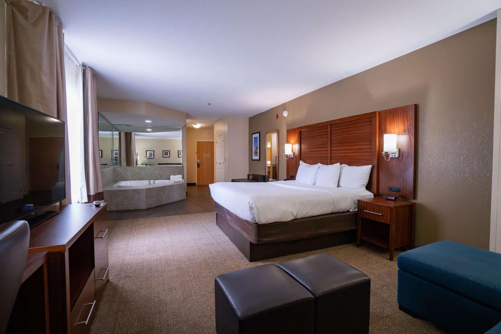 Comfort Suites Airport Luckney Экстерьер фото
