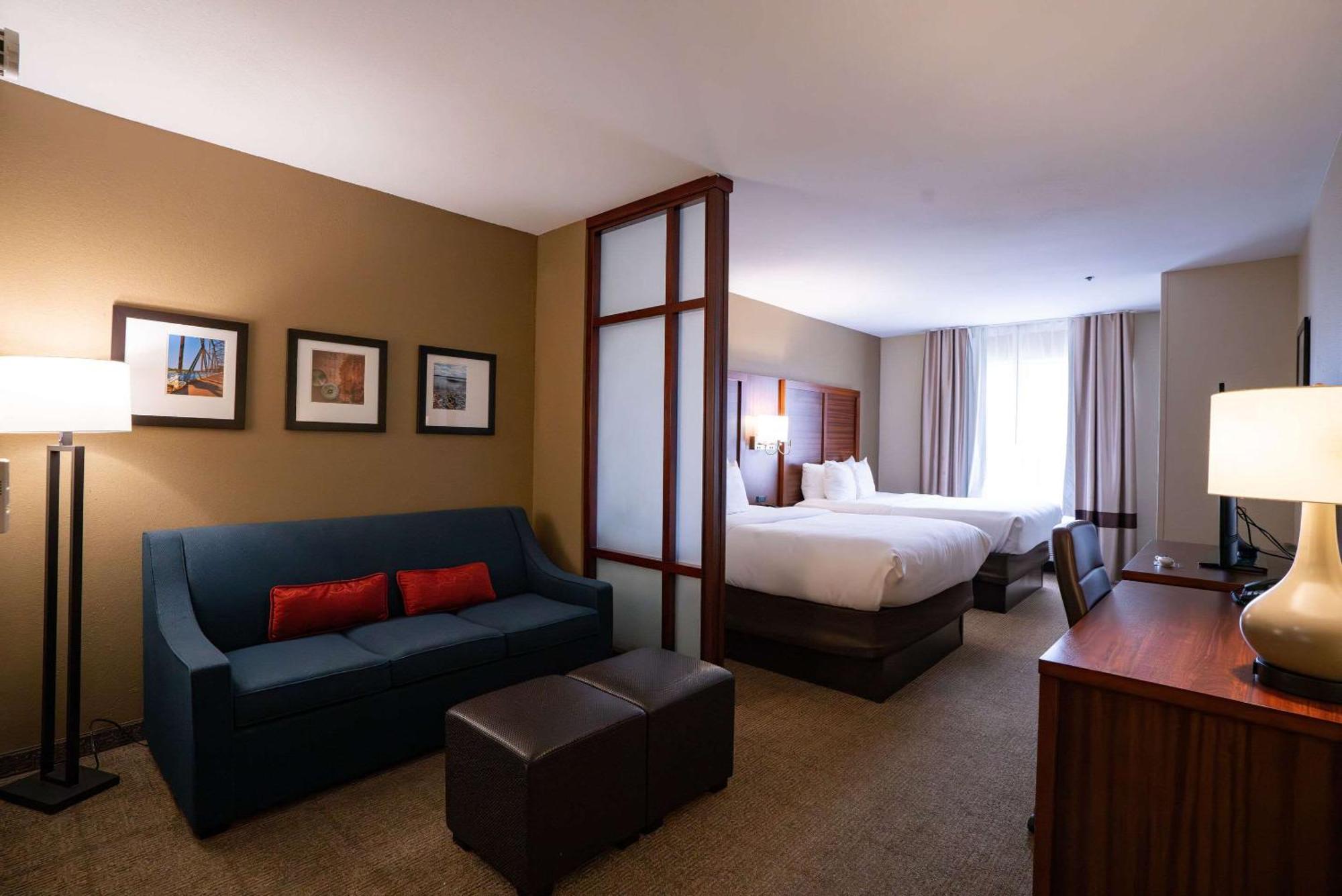 Comfort Suites Airport Luckney Экстерьер фото
