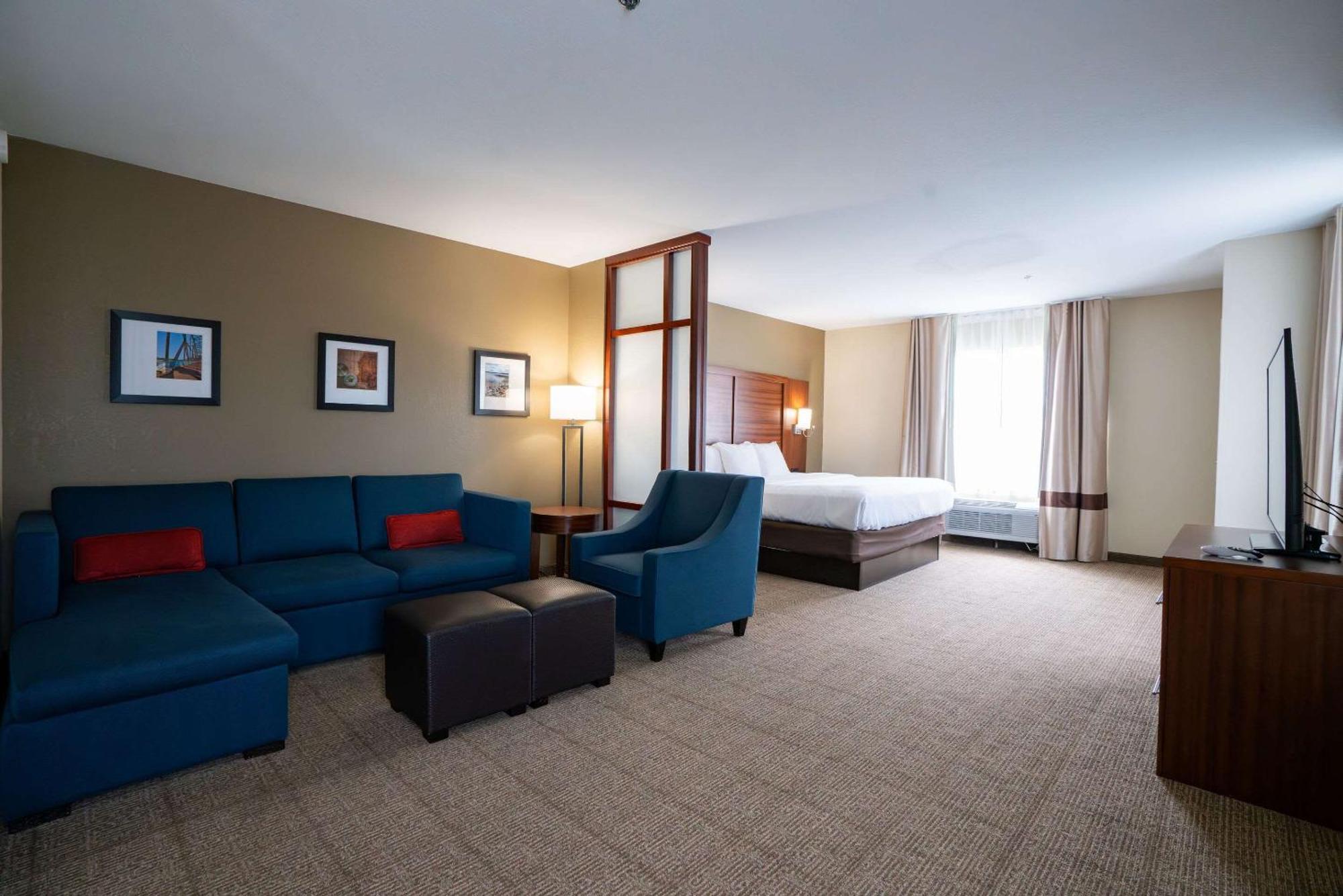 Comfort Suites Airport Luckney Экстерьер фото
