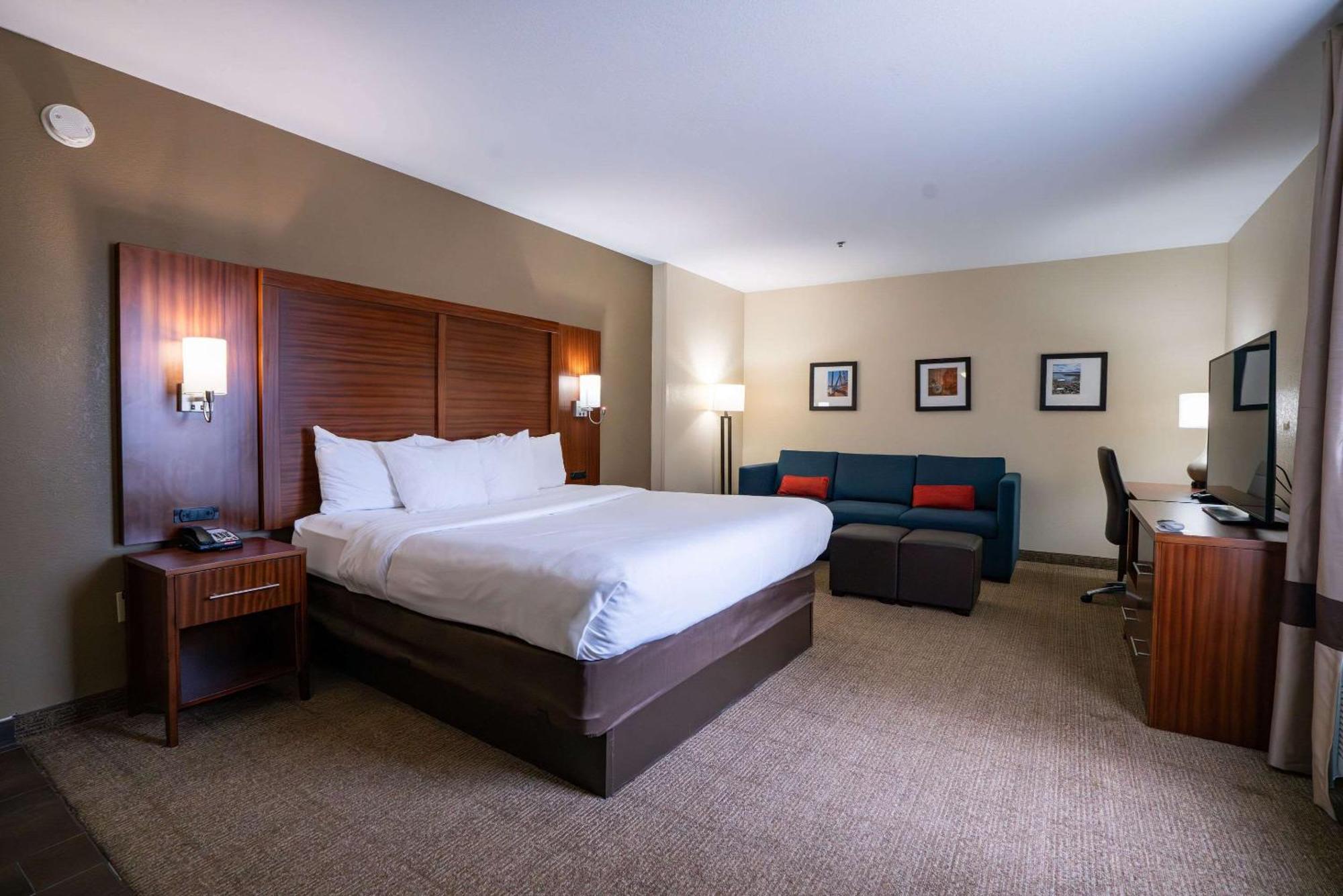 Comfort Suites Airport Luckney Экстерьер фото