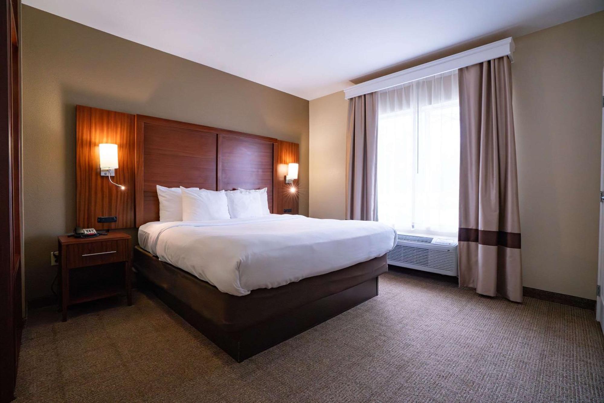 Comfort Suites Airport Luckney Экстерьер фото