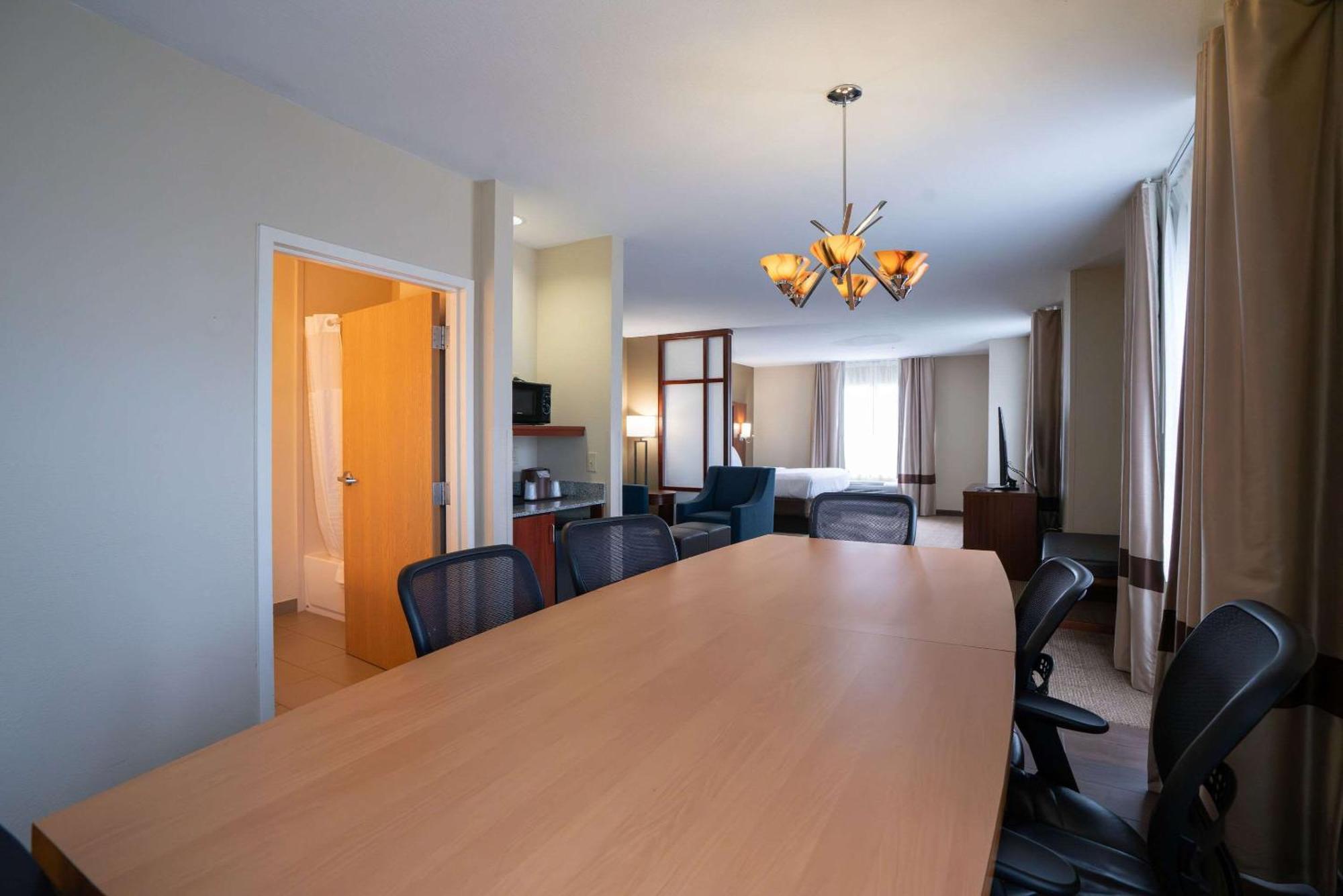 Comfort Suites Airport Luckney Экстерьер фото