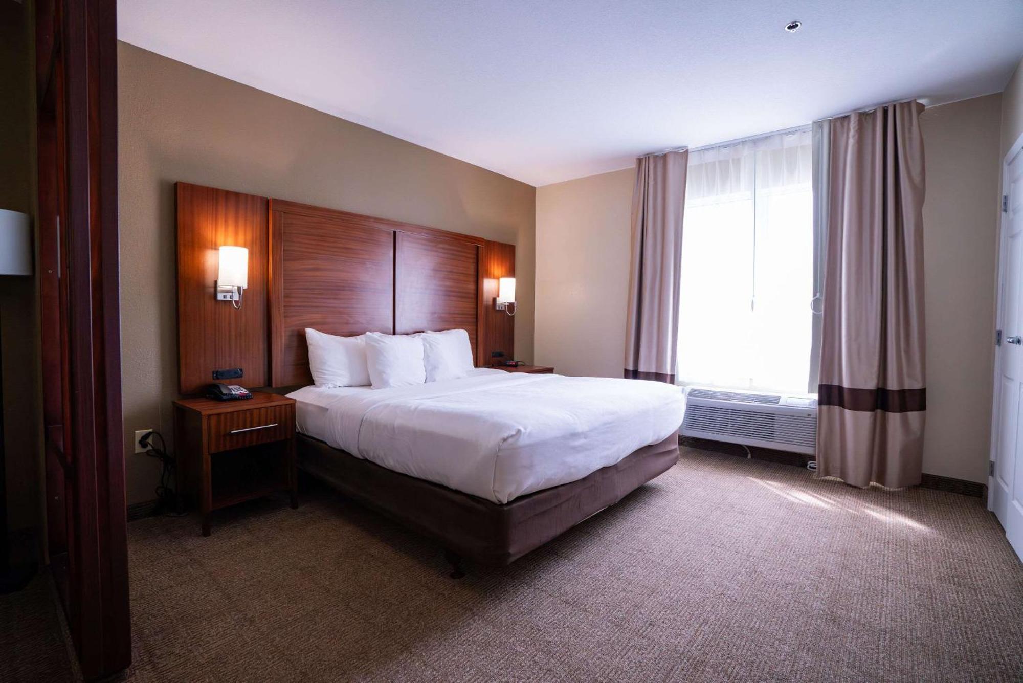 Comfort Suites Airport Luckney Экстерьер фото