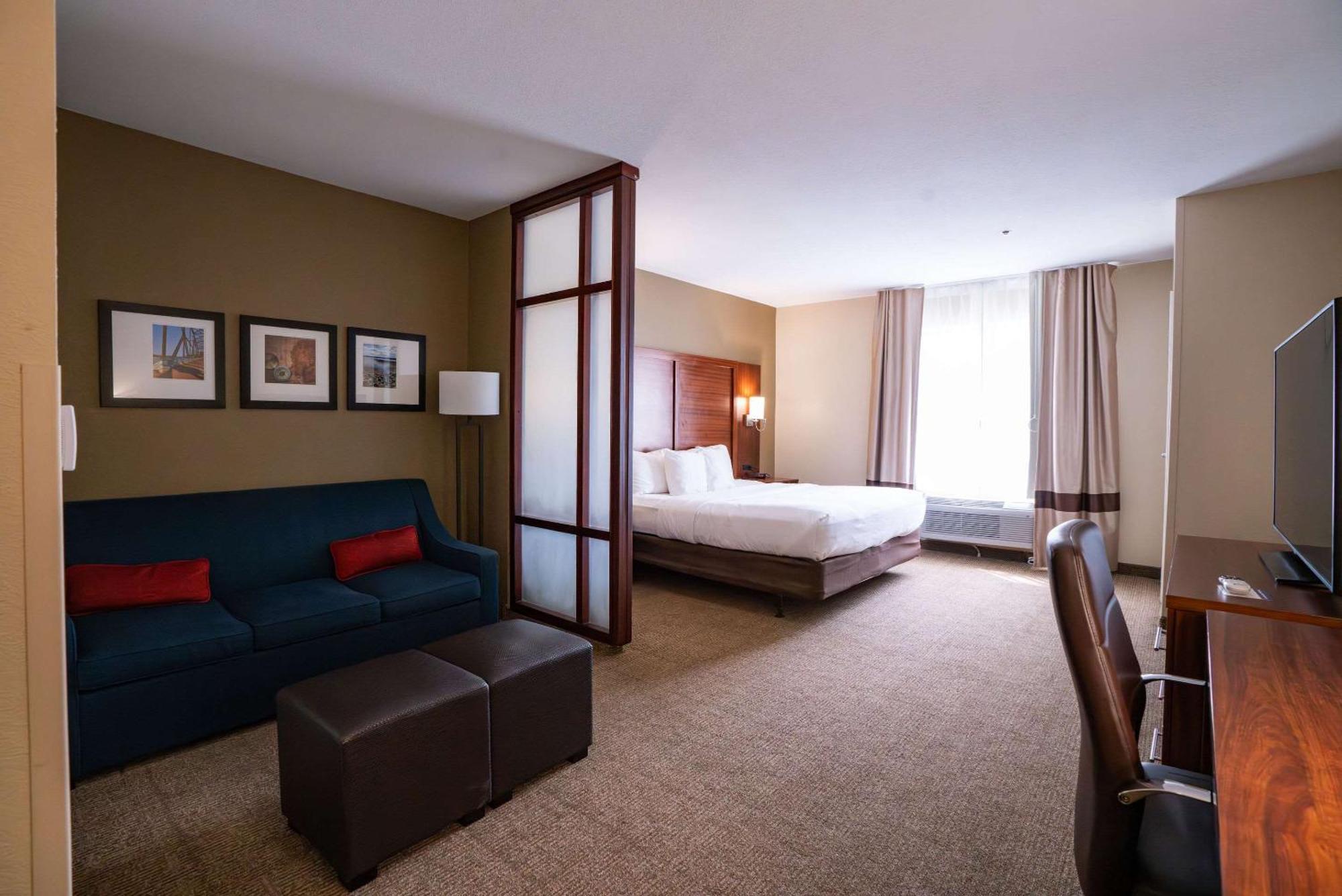 Comfort Suites Airport Luckney Экстерьер фото