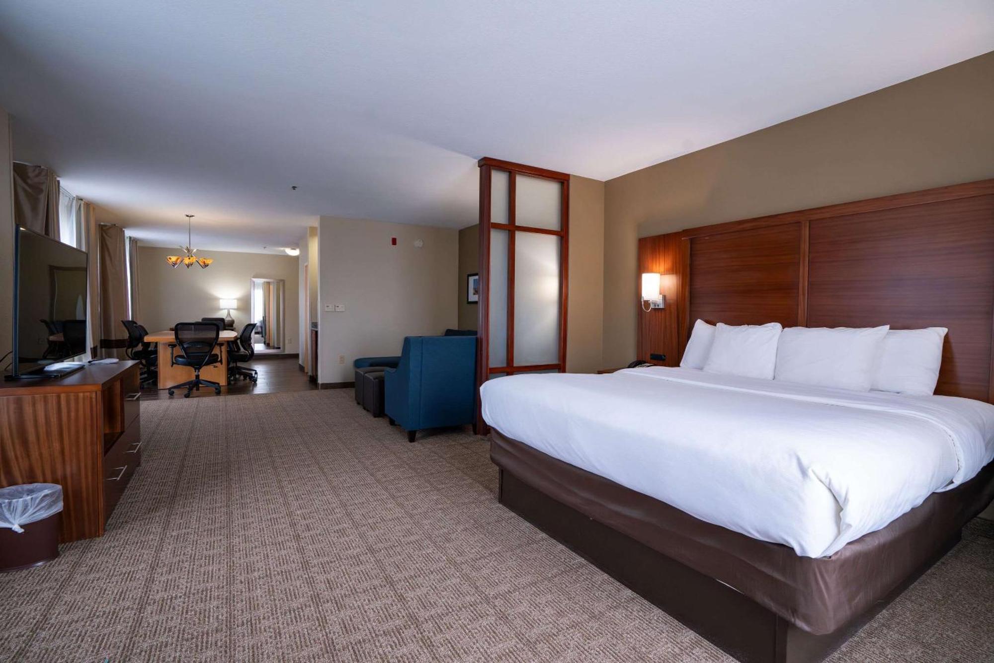 Comfort Suites Airport Luckney Экстерьер фото