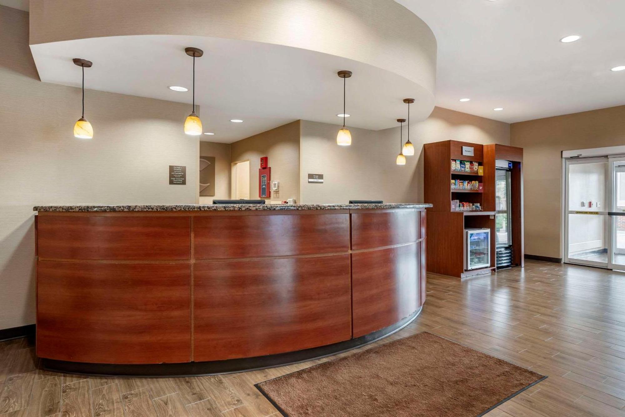 Comfort Suites Airport Luckney Экстерьер фото