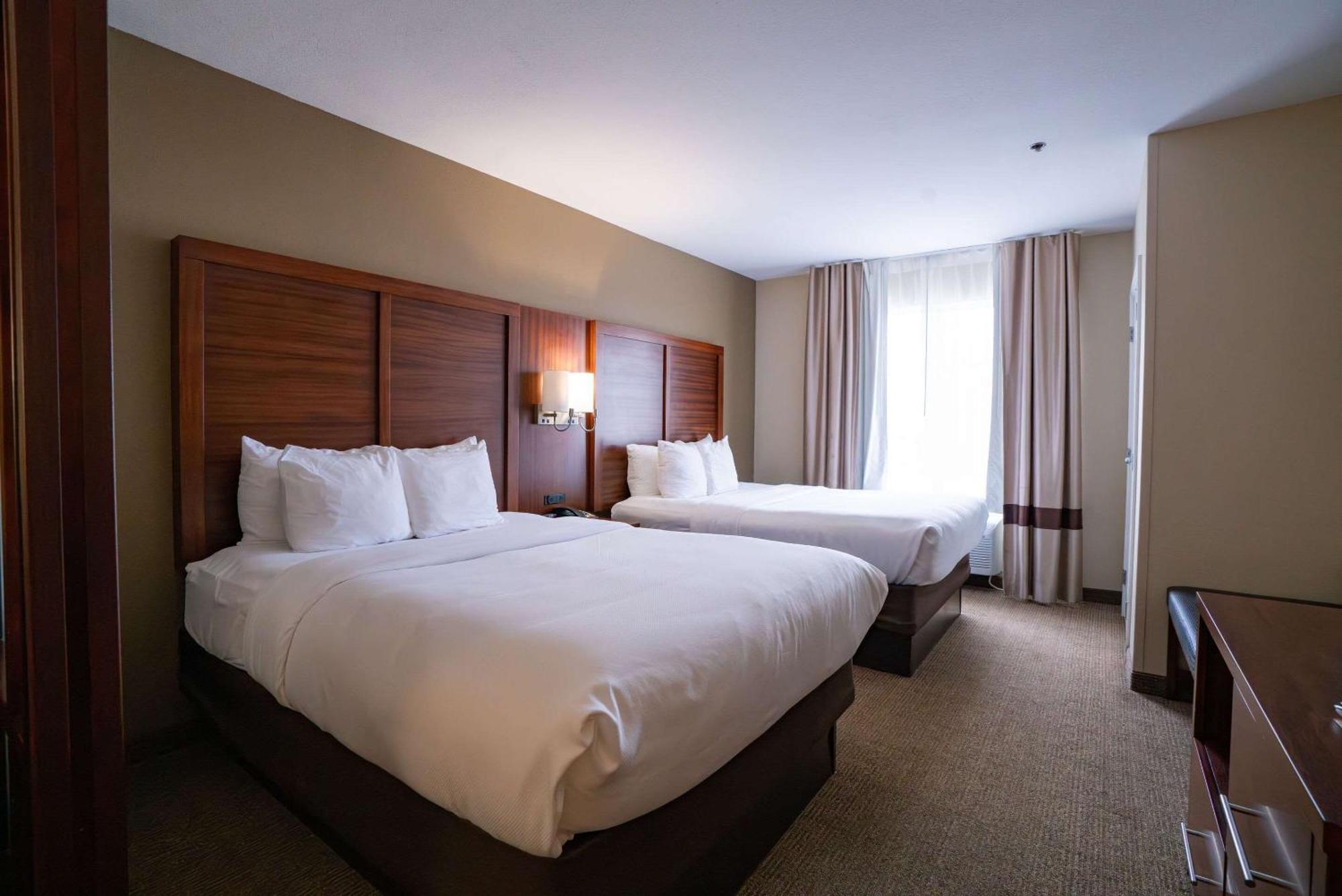 Comfort Suites Airport Luckney Экстерьер фото
